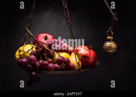 Obst der Herbstsaison, auf dem Teller einer alten Waage. Stillleben Stockfoto