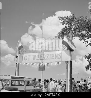 Niederländische Antillen und Suriname zum Zeitpunkt des Königsbesuchs von Königin Juliana und Prinz Bernhard im Jahre 1955 Ehrenbogen in Wageningen Datum: 2. November 1955 Ort: Suriname, Wageningen Schlüsselwörter: Dekorationen Stockfoto