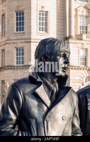 Paul McCartney Bronzestatue am Pier Head in Liverpool Stockfoto