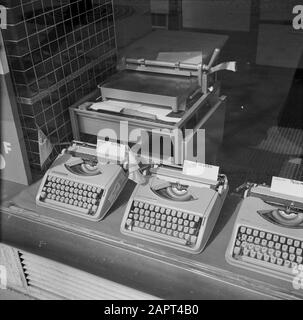 Pariser Bilder [Das Straßenleben von Paris] Showcase mit Schreibmaschinen Datum: 1965 Standort: Frankreich, Paris Schlüsselwörter: Schaufenster, Schreibmaschinen, Geschäfte
