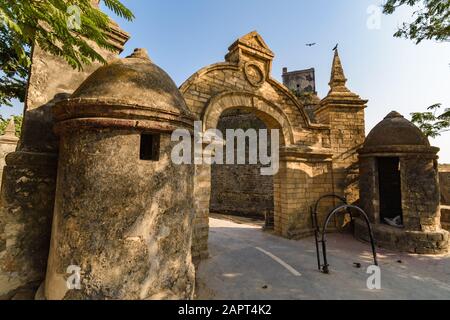 Ein weiter Blick auf das Haupteingangstor zur kolonialen Architektur des alten portugiesischen Forts auf der Insel Diu. Stockfoto