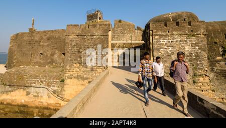 DIU, Indien - Dezember 2018: Eine Gruppe von Touristen spazieren auf einer Brücke im alten portugiesischen Diu Fort. Stockfoto