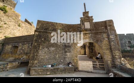 DIU, Indien - Dezember 2018: Die Außenfassade eines Torways im Inneren der alten Portugiesen baute Diu Fort auf der Insel Diu. Stockfoto