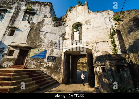 DIU, Indien - Dezember 2018: Die Außenfassade des Eingangs des alten portugiesischen Forts auf der Insel Diu. Stockfoto