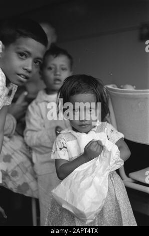 Evacues aus Neuguinea in der Willem de Zwijger Kaserne in Wezep Annotation: Am 15. August 1962 unterzeichneten die Niederlande die Überführung Neuguineas nach Indonesien. Zu diesem Thema gab es bereits einen langen Krieg mit Indonesien Datum: 17. August 1962 Ort: Gelderland, Wezep Schlüsselwörter: Evakuierungen, Evakuierungen, Kolonialismus, Unabhängigkeitskampf, Überseegebiete, Souveränitätsübertragung Stockfoto