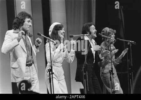 Eurovision Song Contest 76 Den Haag; Brotherhood of Man (England) während der Vorstellung Datum: 3. April 1976 Ort: Den Haag, Großbritannien Schlüsselwörter: Song Festivals persönlicher Name: Brotherhood of Man, Eurovision Song Contest Stockfoto