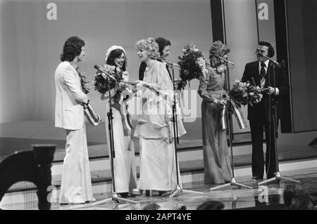 Eurovision Song Contest 76 Den Haag; Gewinner Brotherhood of Man erhält die Medaillen von Getty (Teach Inn) Datum: 3. April 1976 Ort: Den Haag, Zuid-Holland Schlüsselwörter: Medaillen, Gewinner, Songfestivals persönlicher Name: Brotherhood Of Man, Eurovision Song Contest Institution Name: Teach In Stockfoto