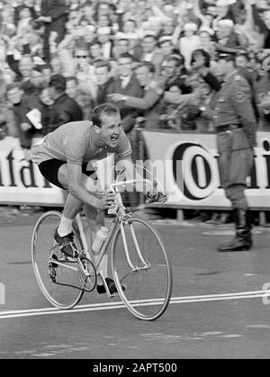 Radweltmeisterschaften auf dem Nurburgring 1966 geht Evert Dolman zuerst durch die Ziellinie; Stockfoto