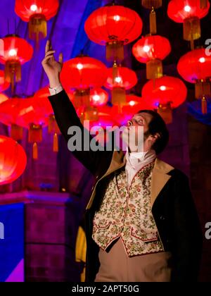 Gareth Morrison spielt im Kostüm der Periode Robert Burns, schottischer Dichter beim Start des jährlichen Burns & Beyond Festivals, um Burns Night in St Giles' High Kirk zu markieren, das mit chinesischen Neujahr, dem Jahr der Ratte, zusammenfällt. Von der Gewölbedecke der Kathedrale hängen rote chinesische Laternen Stockfoto