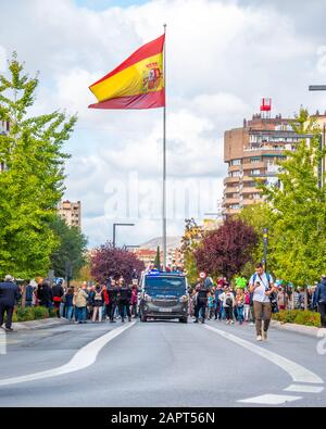 Granada, Spanien - Oktober 2019. Eine friedliche Demonstration wird mit Polizeieskorte in Granada entlang der Hauptstraße Calle Gran Via de Colón durchgeführt. Stockfoto