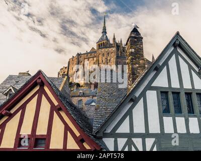 Mont-Saint-Michel, Frankreich - Mars 9, 2019. Im Dorf Mont-Saint-Michel sind viele der Häuser aus Stein oder Fachwerk. Stockfoto
