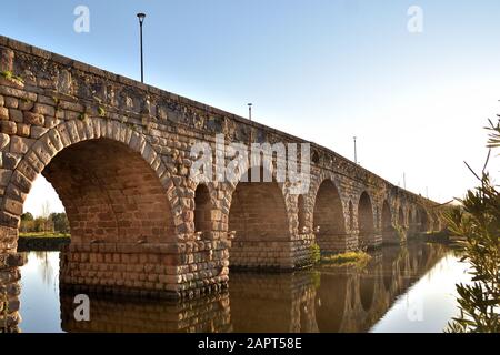 Römerbrücke in Merida, Spanien, am Fluss Guadiana. Jahrhundert v. Chr. erbaut. Er hat eine Länge von 790 Metern Stockfoto