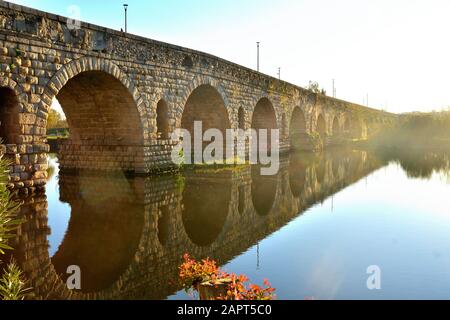 Römerbrücke in Merida, Spanien, am Fluss Guadiana. Jahrhundert v. Chr. erbaut. Er hat eine Länge von 790 Metern Stockfoto