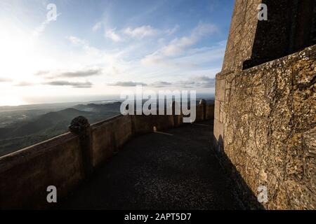 Großartige Steinmauer vor einem atemberaubenden Sonnenaufgang Stockfoto