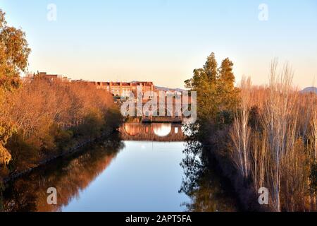 Römerbrücke in Merida, Spanien, am Fluss Guadiana. Jahrhundert v. Chr. erbaut. Er hat eine Länge von 790 Metern Stockfoto