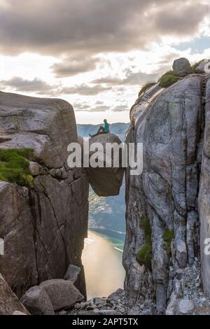 Frau Tourist auf Kjeragbolten erhobenen Händen Reisen in Norwegen Kjerag bergen extreme Ferien Abenteuer touristische glücklich Emotionen erfolg konzept Stockfoto