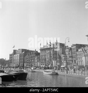 50 Jahre Regierungsjubiläum der Queen Wilhelmina Party Beleuchtung für das Gebäude der Bonneterie am Rokin Amsterdam Datum: September 1948 Standort: Amsterdam, Noord-Holland Schlüsselwörter: Gebäude, Jahrestage, Königshaus, Straßenplastiken, Dekorationen Stockfoto