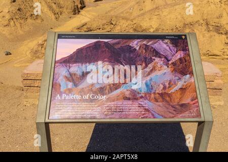 Tod Valley, Kalifornien, USA- 02. Juni 2015: Eine Farbinformationstafel mit Farbpalette. Künstlerpalette auf dem Artist Drive im Todes-Valley-Nationalpark. Stockfoto