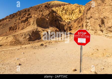 Todestal, Kalifornien, USA- 02. Juni 2015: Stoppschild vor dem Betreten des Golden Canyon Trailhead. Todes-Valley-Nationalpark. Stockfoto