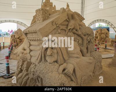 Skulpturen von Figuren aus russischen Märchen aus Sand. Russland Sotschi 06 22 2019 Stockfoto