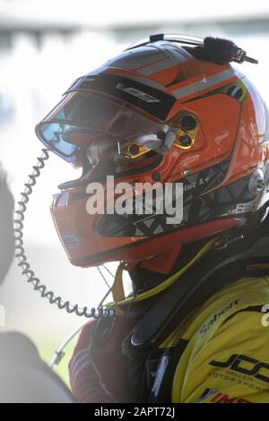 24. Januar 2020, Daytona Beach, Florida, USA: Der JDC-Miller Motorsportwagen Cadillac dpi fährt auf die Strecke, um für den Rolex 24 In Daytona auf dem Daytona International Speedway in Daytona Beach, Florida zu trainieren. (Bild: © Logan Arce/ASP) Stockfoto