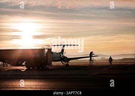 Ein zweimotoriges Flugzeug betankt am Teesside International Airport in der Nähe von Darlington im County Durham, Großbritannien. Stockfoto