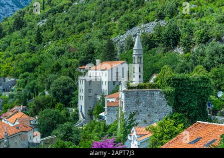 Top-Luftbild am Sommertag in Montenegro über die Altstadt von Perast und der Bucht von Kotor Stockfoto