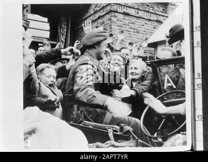 Reproduktionsfotografie Foto der Aufnahme von Prinz Bernhard nach der Befreiung in Nijmegen Datum: 1945 Schlüsselwörter: Befreiung Personenname: Bernhard (Fürst Niederlande) Stockfoto