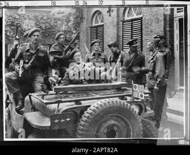 Reproduktionsfotografie Foto von Prinz Bernhard in einem Jeep, umgeben von Offizieren, wahrscheinlich in Nijmegen Datum: 1945 Schlüsselwörter: Befreiung, Militärpersonname: Bernhard (Fürst Niederlande) Stockfoto