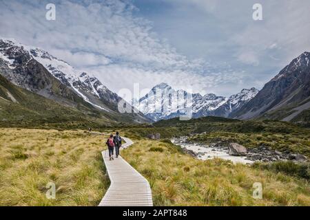 Aoraki Mount Cook, Wanderer am Hooker Valley Track, Südalpen, Aoraki Mount Cook National Park, Canterbury Region, South Island, Neuseeland Stockfoto