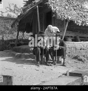 Reise nach Suriname und die niederländischen Antillen Willem van de Poll mit zwei Kapitänen des Waldfarmdorfes Ganzee. Rechts Willem Alexander, 71 Jahre alt, links Egmund Jozef treu, 73 Jahre Datum: 1947 Ort: Ganzee, Suriname Schlüsselwörter: Waldkreolen, Ureinwohner, Uniformen Personenname: Alexander, Willem; Stockfoto