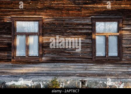 Fenster im alten Blockhaus Stockfoto
