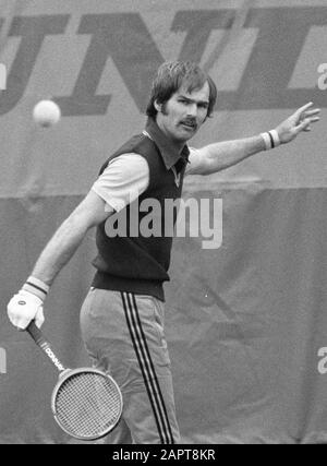 Davis-Cup 1977: Netherlands-Jugoslawien. Der niederländische Spieler Fred Hemmes in Aktion; Stockfoto
