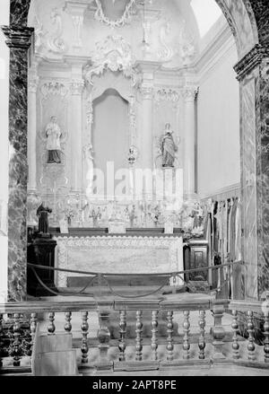 Madeira Funchal. Innere Wallfahrtskirche Igreja de Nossa Senhora do Monte: Blick auf einen Seitenaltar Datum: 1934 Ort: Funchal, Madeira, Portugal Schlüsselwörter: Pilgerfahrten, Statuen von Heiligen, Innenraum, Kirchenbauten Stockfoto