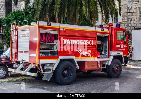 Perast, MONTENEGRO - 18. JUNI: Blick auf den Feuerwehrwagen am 18. Juni 2014 in Perast, Montenegro Stockfoto