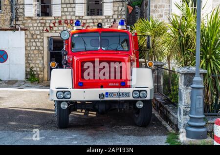 Perast, MONTENEGRO - 18. JUNI: Blick auf den Feuerwehrwagen am 18. Juni 2014 in Perast, Montenegro Stockfoto