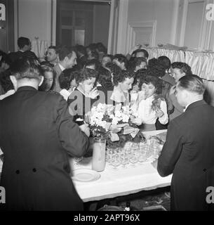 Fest von Sainte Cathérine in Paris, der Urlaub der französischen Modehäuser am 25. November Können Sich Gäste auf einer Tanzparty in einem der Modehäuser einen Drink bestellen Anmerkung: In Paris wird das fest von Sainte Cathérine gefeiert, das von Mädchen gefeiert wird, die im Alter von 25 Jahren unverheiratet sind und in der Modebranche arbeiten. Sainte Cathérine ist ihr Patronatsdatum: 1930 Ort: Frankreich, Paris Schlüsselwörter: Feiertage, Feste, Modehäuser Stockfoto