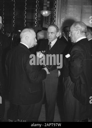 HIE [Holland in England]/Anefo London Serie niederländischer Club Oranjehaven in London. Linker Premierminister P.S. Gerbrandy Datum: September 1944 Ort: Großbritannien, London Schlüsselwörter: Vereine, Minister, Premierminister, Weltkrieg II persönlicher Name: Gerbrandy, Pieter Sjoerd Institution Name: Oranjehaven Stockfoto