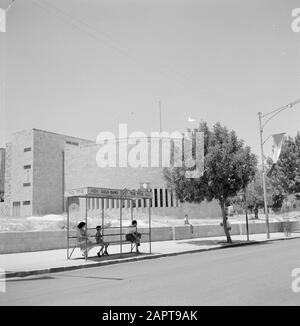 Israel 1964-1965: Jerusalem (Jerusalem), Straßenbilder Bauen und warten Menschen an der Bushaltestelle der Linie 4 im Straßenbild Datum: 1964 Standort: Israel, Jerusalem Schlüsselwörter: Architektur, Bushaltestelle, Straßenbilder Stockfoto