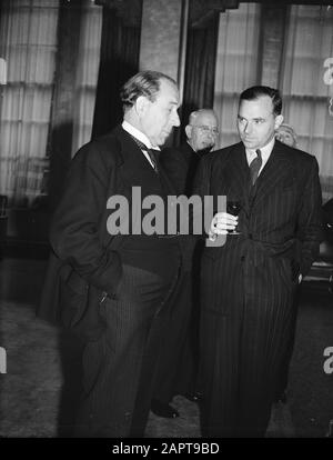 HIE [Holland in England]/Anefo London Serie Oranjehaven, der englische Seglerclub in London. Anmerkung: Rechter Minister J.A. Bürger. Hinter ihm Minister H. van Boeyen. Rechts halb sichtbarer Minister Bolkestein Datum: September 1944 Ort: Großbritannien, London Schlagwörter: Vereine, Name Der Institution des zweiten Weltkriegs: Oranjehaven Stockfoto