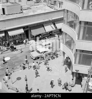 Israel 1964-1965: Tel Aviv, Allenby Road Building an der Ecke einer Straße von oben gesehen: 1964 Ort: Israel, Tel Aviv Schlüsselwörter: Autos, Gebäude, Straßenplastiken, Fußgänger, Geschäfte Stockfoto