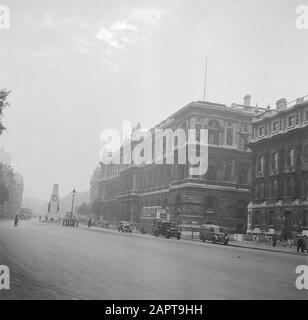 Reportage Londoner Gebäude in Whitehall. In der Mitte das Cenotaph Datum: 1947 Ort: Großbritannien, London Schlüsselwörter: Denkmäler, Straßenbilder Stockfoto