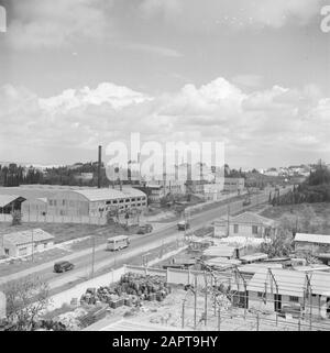 Israel 1948-1949 Gebäude der Zitrussaftfabrik Assis auf der Straße von Tel Aviv nach Haifa. Auf der Straße u.a. ein Bus und Lastwagen mit rechts unten Neubau von Produktionsräumen Datum: 1948 Standort: Haifa, Israel, Tel Aviv Schlüsselwörter: Busse, Industrieparks, Zitrusfrüchte, Fabriken, Obstbau, Industrie, Neubau, Verkehr, Lastwagen, Fruchtsäfte Stockfoto