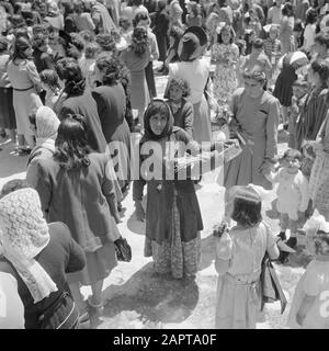 Israel 1948-1949: Galiläische Gläubige auf dem Vorplatz der Griechisch-orthodoxen Kirche der Verkündigung in Nazaret in der Nähe des Mariabrons an der Ostermorgen mit Verkäuferin der Pflanzen Datum: 1948 Ort: Israel, Nazareth Schlüsselwörter: Architektur, Kinder, religiöse Feiertage, Straßenhändler Stockfoto