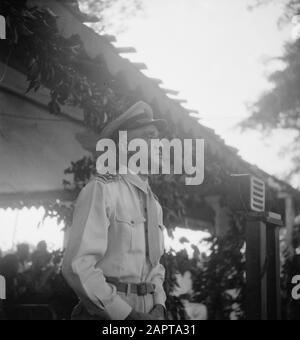 Memorial 1 Anniversary Security Battalion (Barisan Pengawal) Madura in Bangkalan [Major General W.J.K. Baay, Territorial Force Commander of East Java während einer Rede] Datum: 5. Mai 1949 Standort: Indonesien, Niederländisch-Ostindien Stockfoto