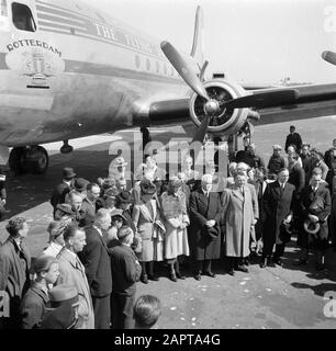 Die KLM-Taufe Douglas DC-4 Rotterdams Lud Gäste und Würdenträger bei der Taufe des KLM DC 4 Skymaster Rotterdams am Flughafen Schiphol ein. Der erste operative Flug der Rotterdamer wird von dem Kommandanten Evert van Dijk von Amsterdam nach New York geleitet Datum: 9. Mai 1946 Ort: Amsterdam, New York (Stadt), Nordholland, Schiphol Schlüsselwörter: Bürgermeister, Taufe, Enthüllungen, Flugplätze persönlicher Name: Dijk, Evert van Stockfoto