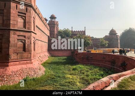 Delhi, Indien. Das Delhi-Tor, Teil der Mauern des Roten Forts (Lal Qila), der alten Residenz der Mughal-Kaiser. Zum Weltkulturerbe ernannt Stockfoto