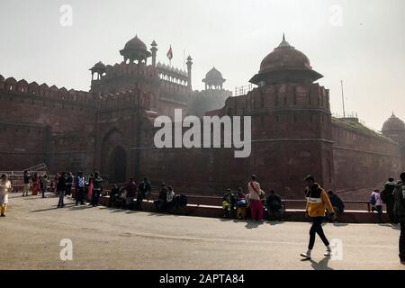 Delhi, Indien. Das Lahori-Tor, Teil der Mauern des Roten Forts (Lal Qila), der alten Residenz der Mughal-Kaiser. Zum Weltkulturerbe ernannt Stockfoto