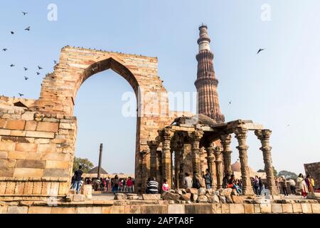 Delhi, Indien. Das Qutb Minar, ein hohes Minarett, das Teil des Qutub-Komplexes in Mehrauli ist, einem Weltkulturerbe Stockfoto