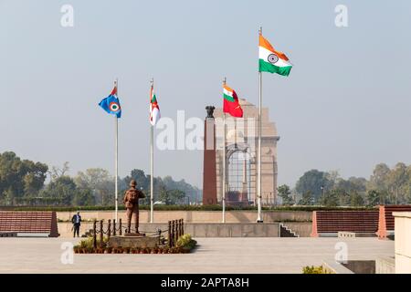 Delhi, Indien. Das India Gate, ein Kriegsdenkmal für 70.000 Soldaten der British Indian Army, die zwischen 1914 und 1921 im Ersten Weltkrieg ums Leben kamen Stockfoto